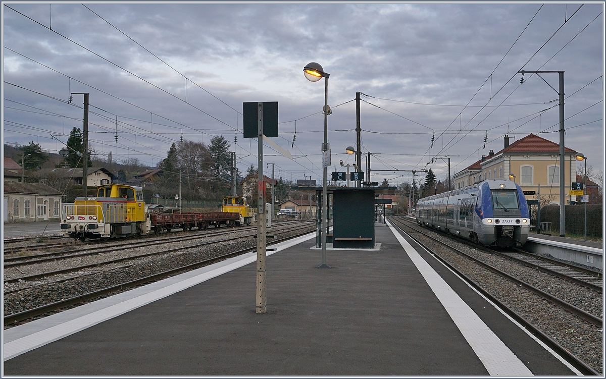 In La Roche sur Foron trennt sich die von Annemasse gekommene Strecke in einen Ast nach St-Gervais-Les-Bains-Le-Fayete (mit Schmalspuranschluss nach Chamonix und Martigny) und in die Weiterführung der Stammstrecke in Richtung Annecy. Der Léman Express bedienet im Stundentankt (z.T. mit TER und Bus-Verbindungen) die beiden Strecken, zudem verkehren am Morgen und Abend in Lastrichtung drei TER Zugspaare von St-Gervais nach Annecy mit Fahrtrichtungswechsel in La Roche-sur-Foron. 
Links im Bild der Y 8507, rechts der SNCF Z 27534 als TER nach Annecy. 13. Feb. 202