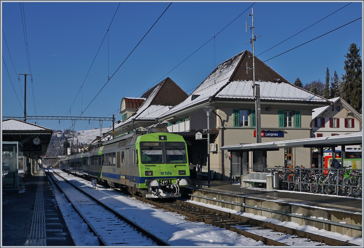 In Langnau wartet der RBDe 566 740 als S 4 nach Thun auf die Abfahrt, jedoch nicht auf dem  logischen  Weg via Konolfingen, sondern via Burgdorf - Bern - Belp. 
6. Jan. 2017