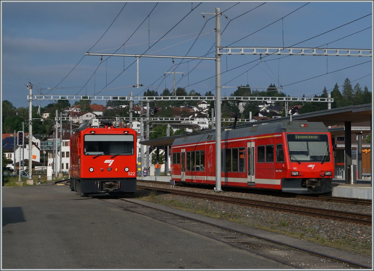 In Le Noirmont sehet links im Bild die CJ Gem 2/2 522 (UIC (90 85 856 0522-7) während recht im Bild der CJ GTW ABe 2/6 632  Mon Soleil  auf nach Saignelégier einfährt

26. Juni 2024