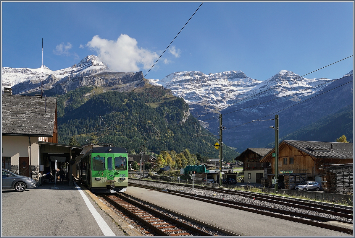 In Les Diablerets vor der Kulisse der Waadtländer Alpen wartet ein ASD Regionalzug auf die Abfahrt nach Aigle.

3. Okt. 2019