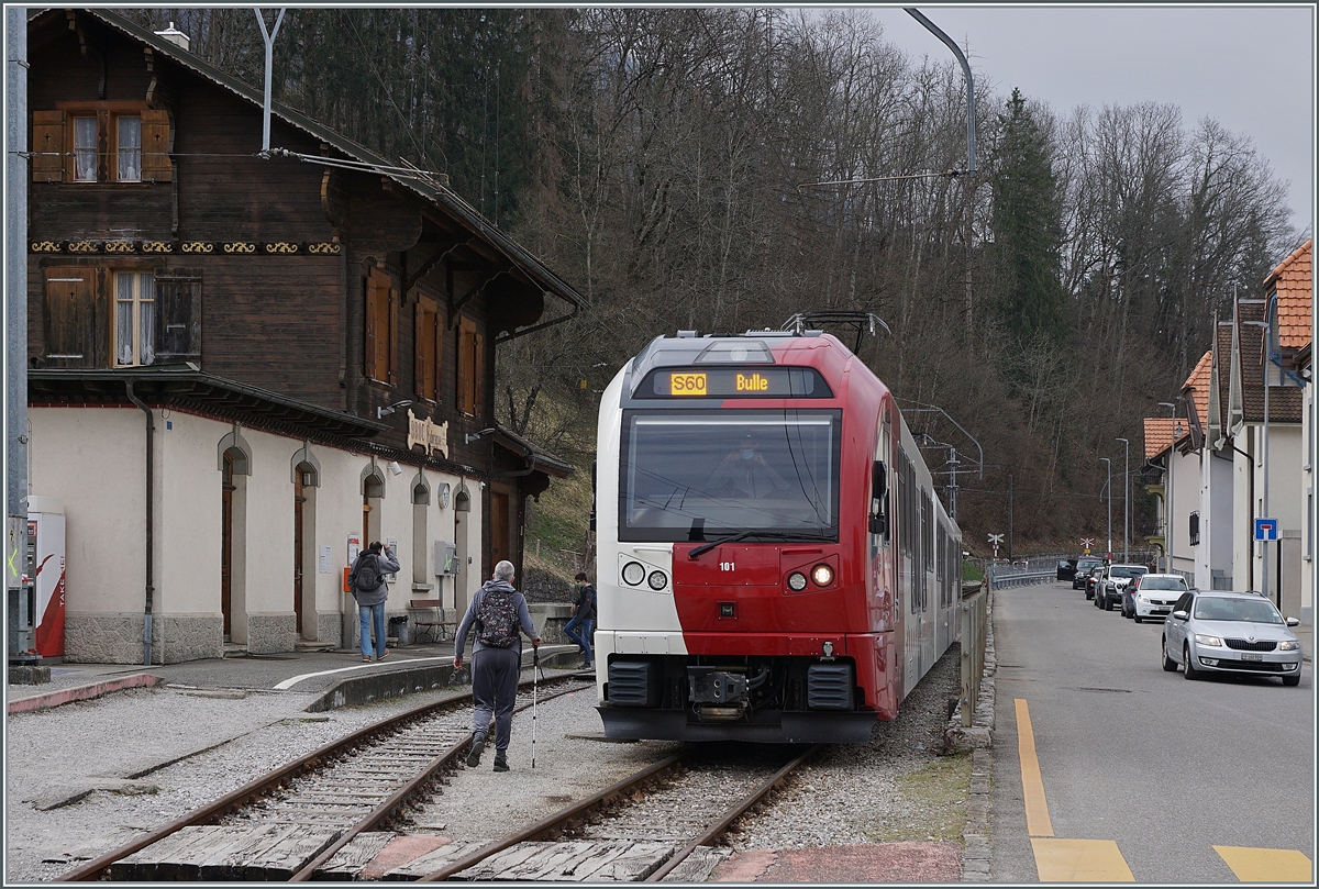In den letzten Betriebstagen des Schmalspurverkehrs auf der Stecke nach Bulle wartet der TPF Be 2/4 B AB 2/2 101 in Broc Fabrique auf die Abfahrt. 

3. April 2021