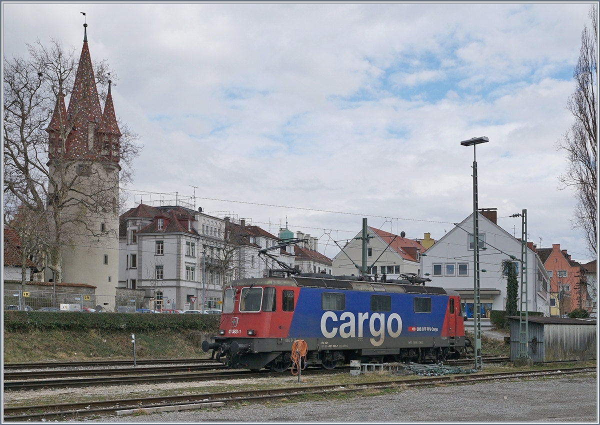 In Lindau Hbf wartet die SBB Re 421 383-1 auf ihren EC von München und der damit verbunden Rückleistung nach Zürich HB. 

16. März 2018