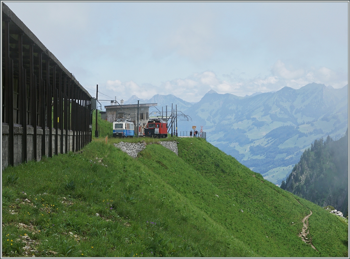 In luftiger Höhe, auf der Station Jaman, begegnet der talwärts fahrende Beh 2/4 203 dem Hem 2/2 N° 12.
3. Juli 2016  