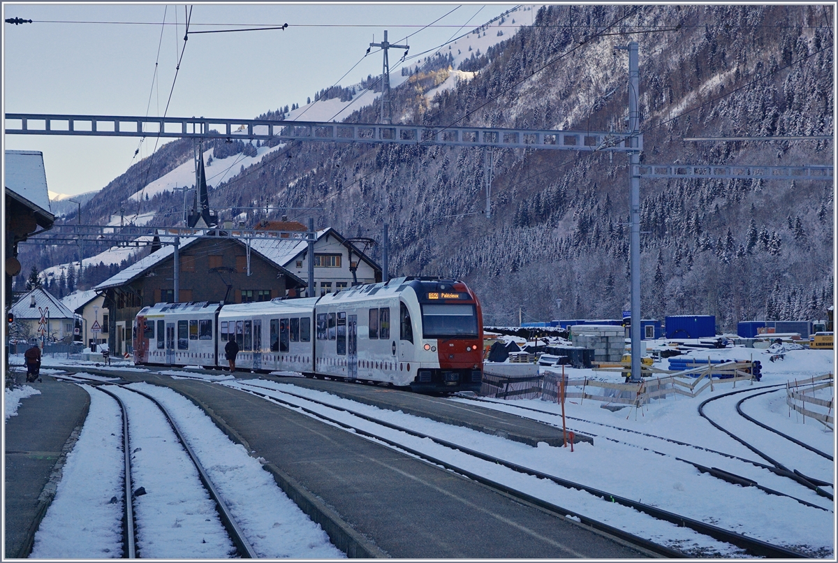 In Montbovon wartet ein TPF Surf bestehend aus Be 2/4 B und ABe 2/4 auf die Abfahrt nach Palézieux. Der Bahnhof Montbovon wird zur Zeit umfassen umgebaut, und dies erfordert im Frühling eine gut zwei monatige Sperre der TPF Richtung Bulle und der MOB Strecke Montreux - Zweisimmen.
13. Feb. 2018