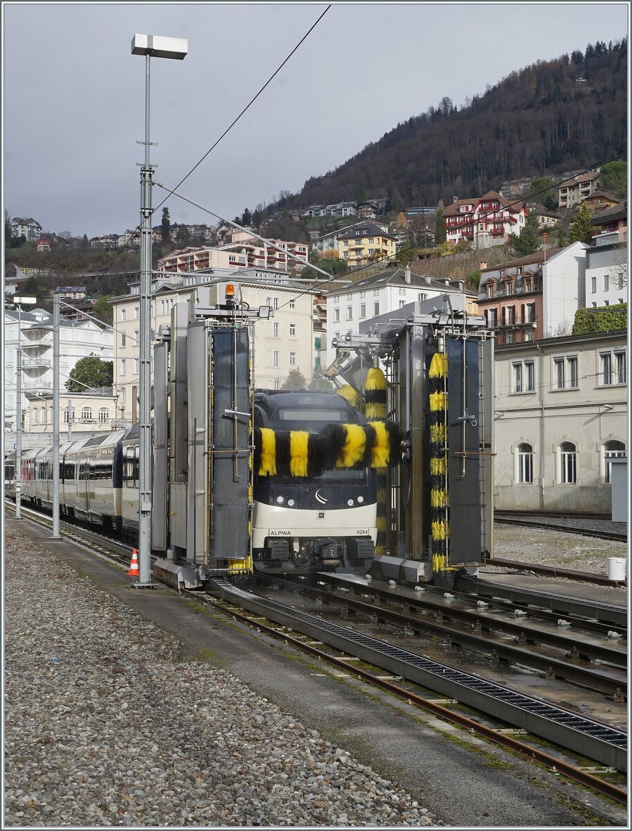 In Montreux wird der MOB Alpina Be 4/4 9204 gründlich geputzt und dies mitten im Winter.

7. Dez. 2024 