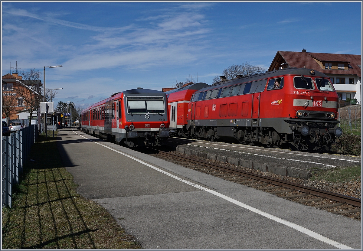 In Nonnenhorn kreuzen sich der VT 928 905 als RB nach Friedrichshafen und die 218 432-3 mit ihrem RE Aulendorf Lindau.

16. März 2019