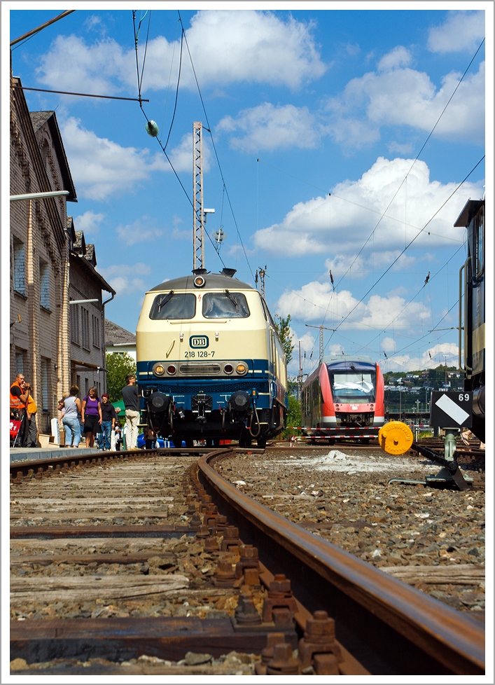 In ozeanblau/beige, die 218 128-7, ausgestellt am 17.08.2013 im Sdwestflische Eisenbahnmuseum in Siegen. 

Die V 160 wurde 1971/72 bei Krupp unter der Fabriknummer 5149 gebaut.