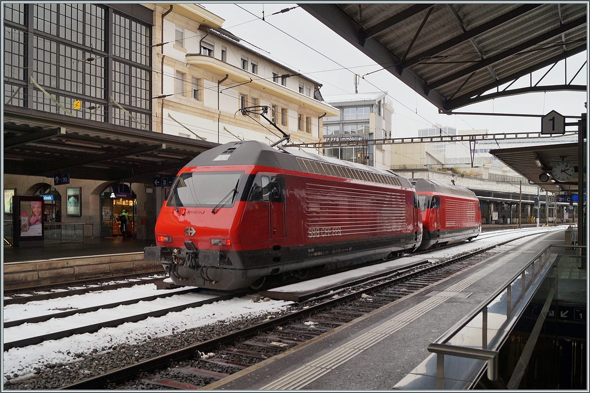 In der Regel werden Lokzüge vermieden und die entsprechenden Fahrzeuge planmässigen Zügen mitgegeben. Heute unterstrichen zwei Re 460 die Ausnahme der Regel und verkehrten als Lokzug 36955 von Genève nach Brig. Das Bild zeigt die beiden Re 460 070-6 und 045-8 beim Halt in Lausanne. Zur Vollständigkeit hier noch die UIC Nummern der beiden Re 460: 91 85 4 070-6 CH-SBB und 9185 4 460 045-8 CH-SBB). 

17. Januar 2021