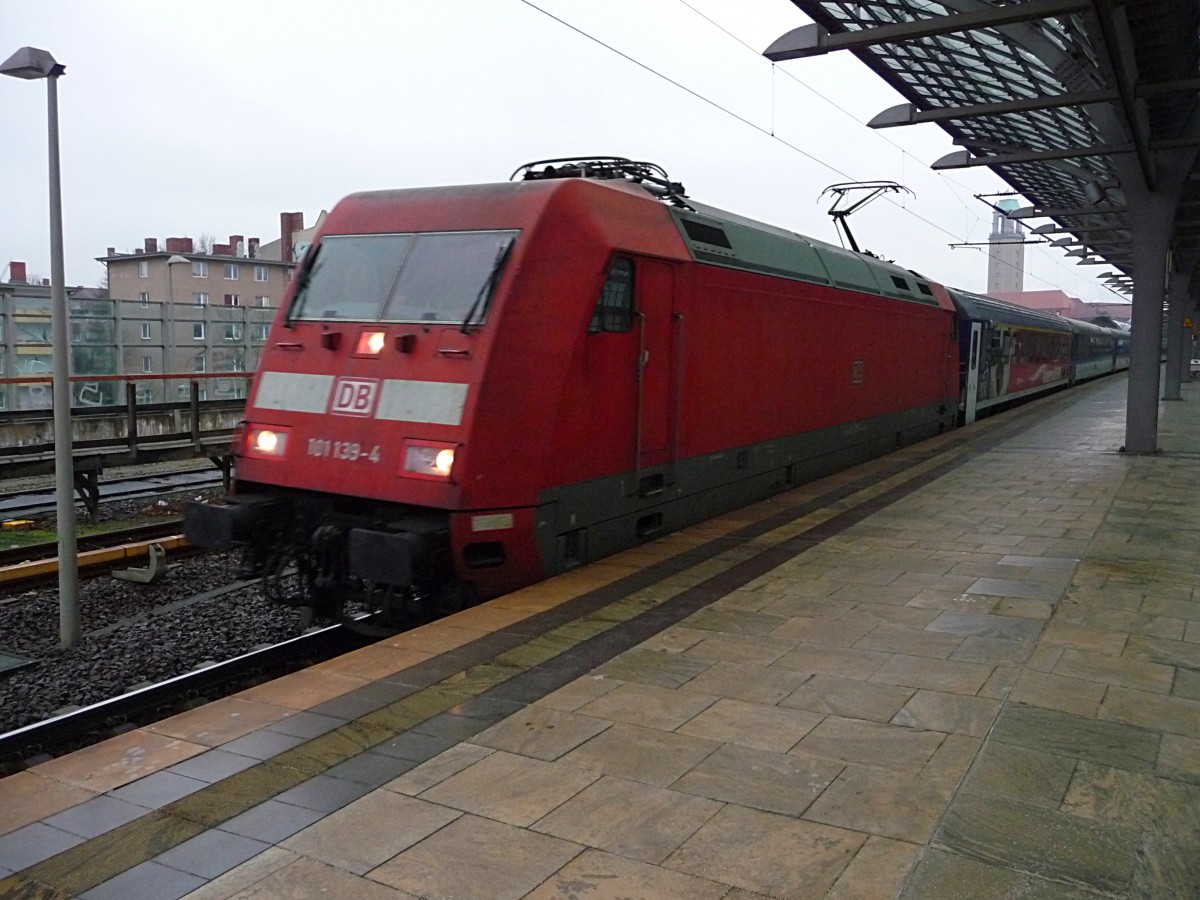 In Richtung Hamburg ist 101 139 mit ihrem EC aus Prag unterwegs. Hinter der Lok l�uft ein Wagen mit  vlakem na EURO -Werbung. 16.1.14; Spandau