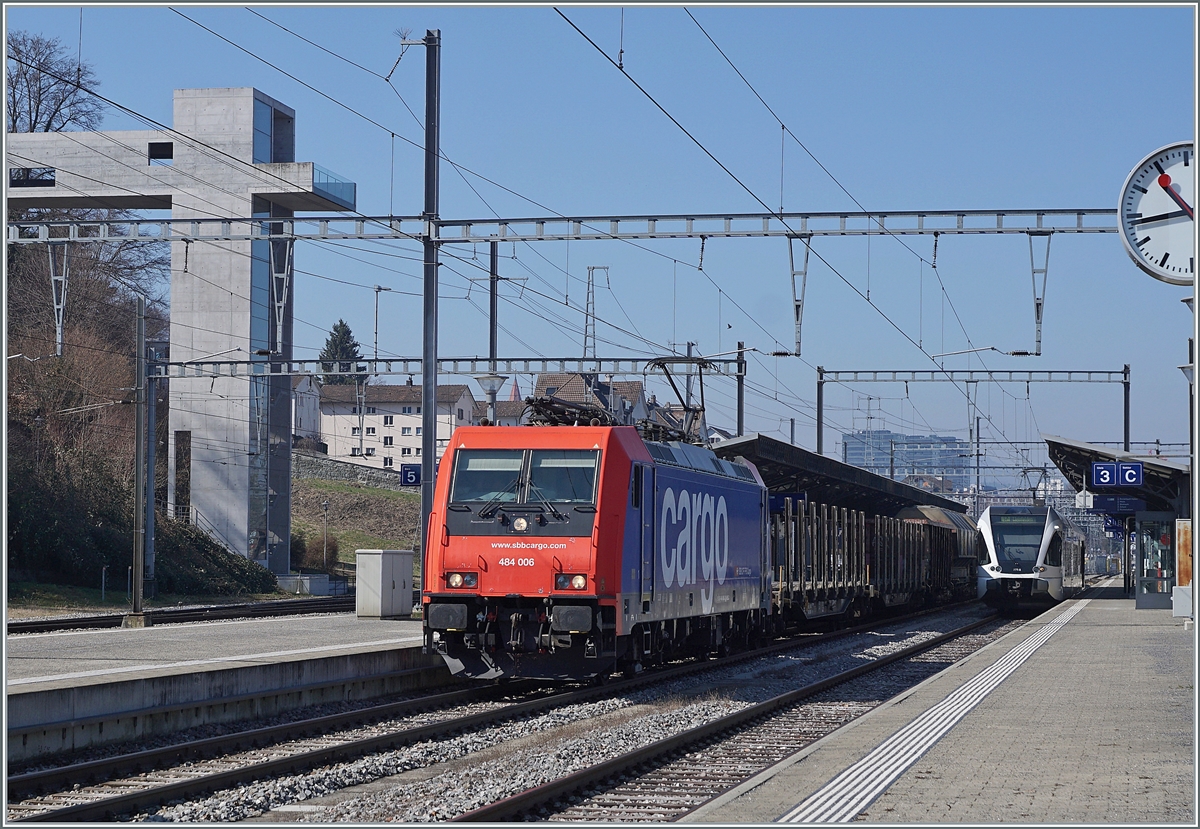 In Rorschach berraschte mich die SBB Cargo Re 484 006, die mit einem Gterzug in Richtung St.Margrethen fuhr. 

24.Mrz 2021