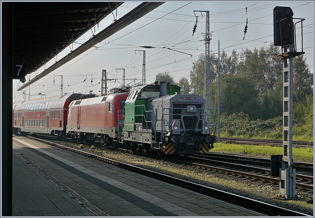 In Rostock rangiert eine dreiachsige Diesellok einen Doppelstockwagenzug. Soweit ich das mitbekommen habe, weilt die G 6 weilt hier zu Testfahrten bei der DB. 

30. Sept. 2017