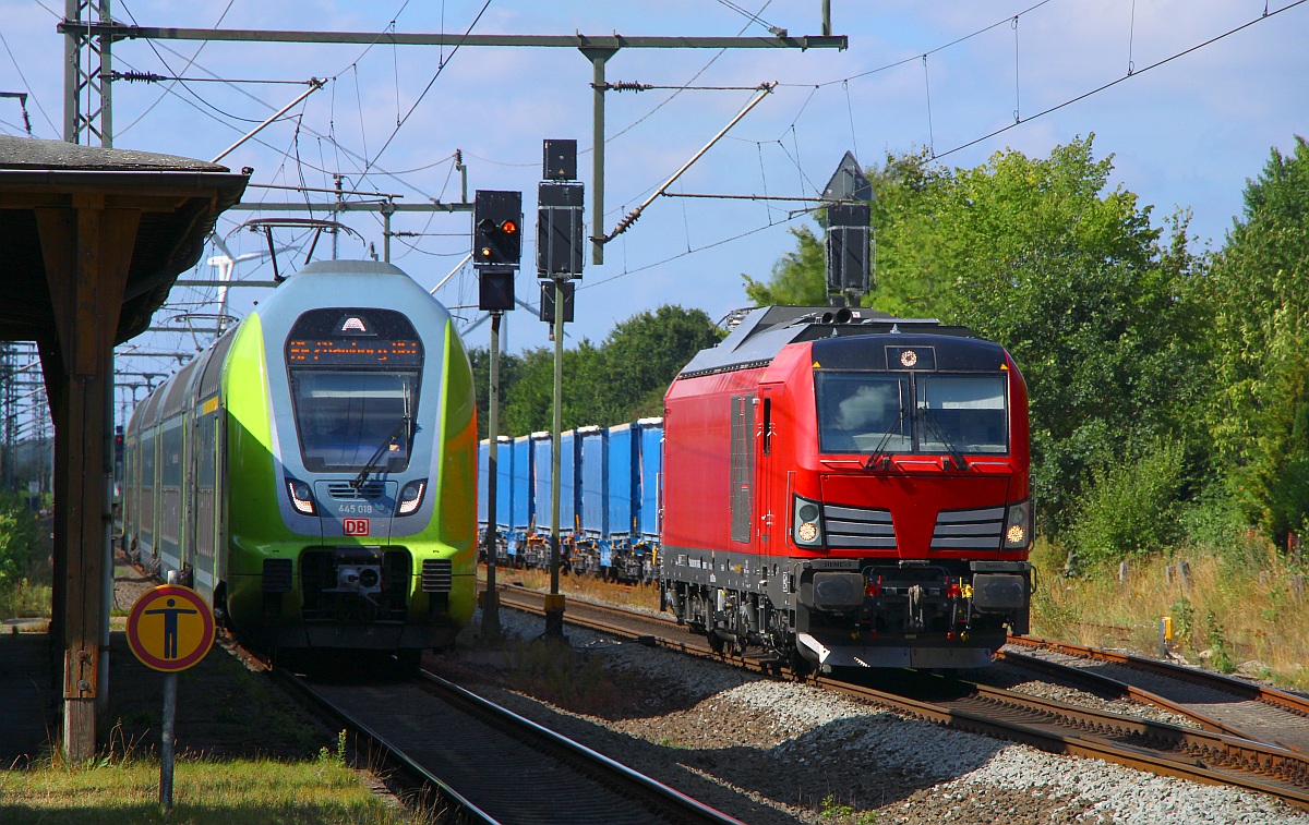 In schickem Stern & Hafferl rot....2248 998-7 auf Rangierfahrt und NAH.SH 445 018/038 nach Hamburg bei der Einfahrt in Jübek. 25.08.2022