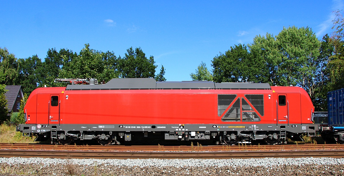 In schickem Stern & Hafferl rot....2248 998-7, REV/MMAL/08.04.22 auf Rangierfahrt in Jübek. 25.08.2022 II