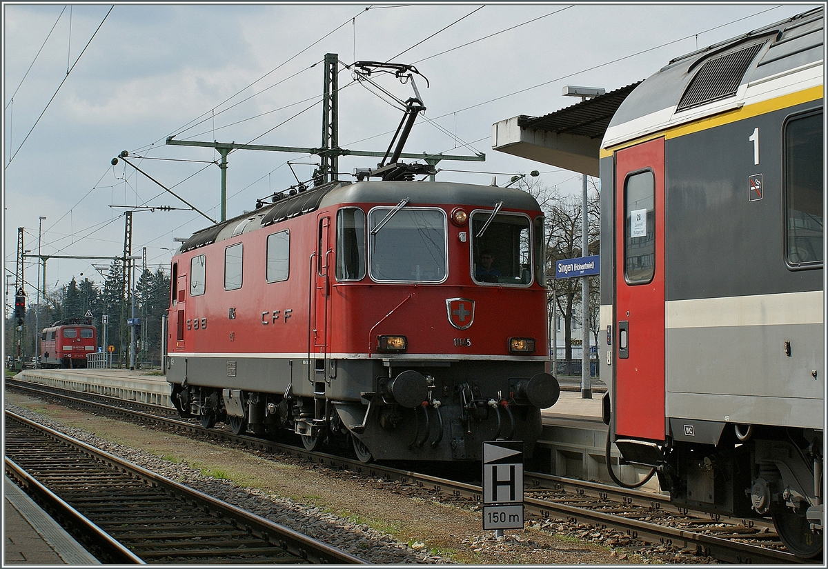 In Singen übernimmt die SBB Re 4/4 II 11145 einen IC von Stuttgart nach Zürich.
8. April 2010