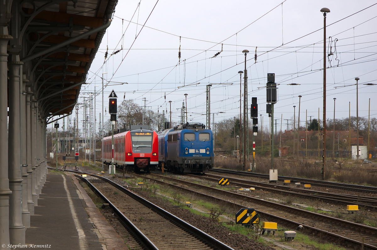 In Stendal standen die 140 042-4 PRESS (140 834-3) und die 425 005-6 der S-Bahn Mittelelbe. 13.12.2014 In Stendal standen die 140 042-4 PRESS (140 834-3) und die 425 005-6 der S-Bahn Mittelelbe.	