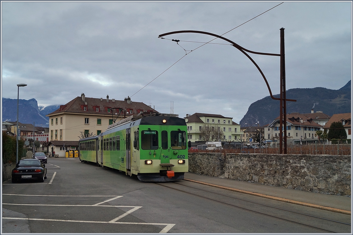 In den Strassen von Aigle fahren die Züge der A-L und, wie hier zu sehen, der ASD vom SBB Bahnhof durch die Stadt bis sie am Fusse der Berge ihr eigenes Trasse bekommen. 

6. Jan. 2019 