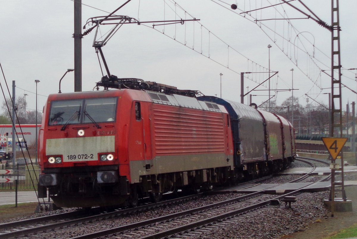In stromender Regen verlässt 189 072 mit deren Stahlzug Venlo am 18 März 2017.