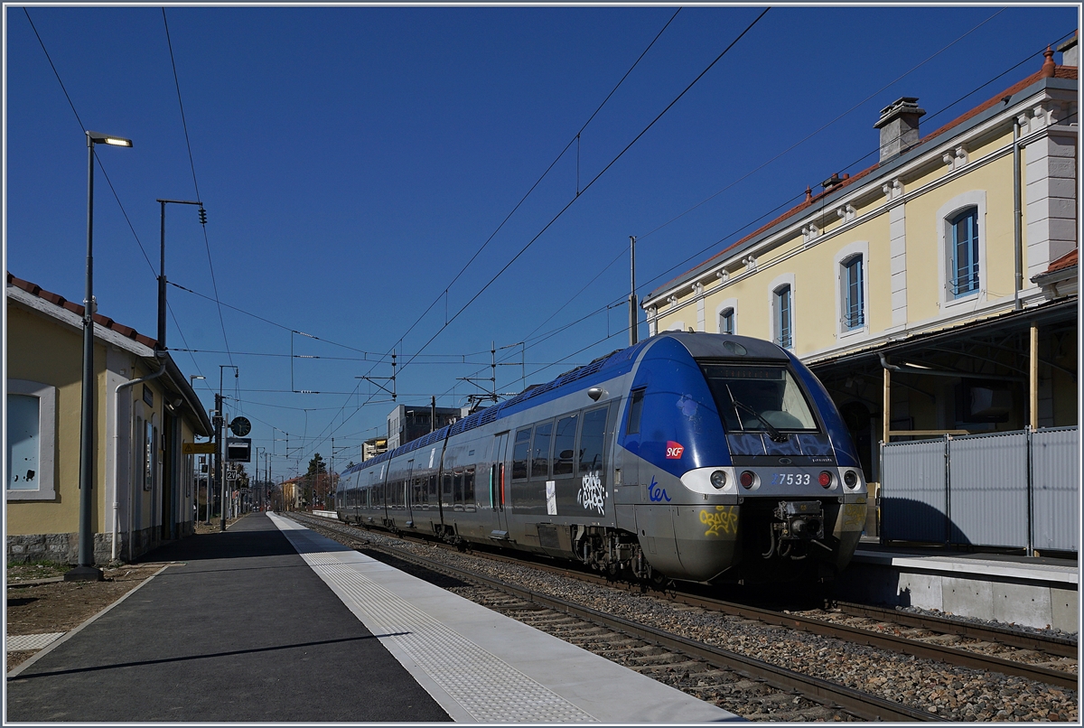 In Thonon-les-Bains wartet der Z 27533/534 als TER 84770 auf die Abfahrt nach Lyon Perrache. Für die baldige Betriebsaufnahme des LÉMAN EXPRESS wurden bzw. werden etliche Station etwas aufgehübscht, wie dies Bild des schön hergerichteten Bahnhofs von Thonon les Bains zeigt.

23 März 2019 