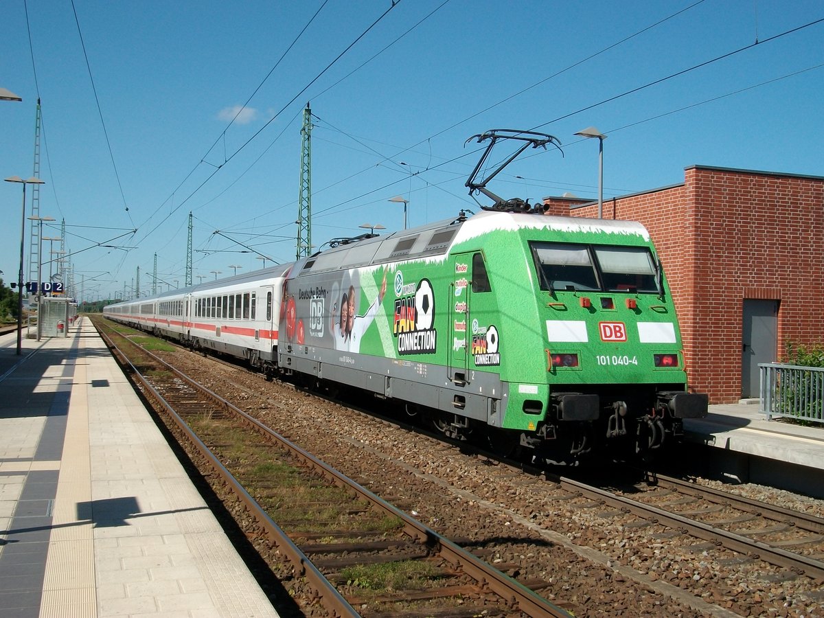 In ungewohnt Gr�ner Lackierung die 101 040 in Bergen/R�gen.