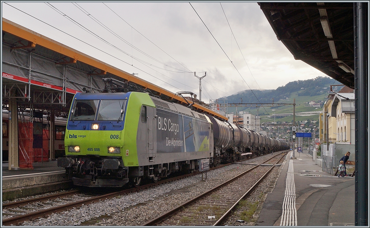 In Vevey gab es am Abend des 10. Juni wieder einmal eine BLS Lok zu sehen, so dass ich trotz des nicht gerade fotogenen Hintergrundes gerne abdrücke, um die BLS Re 485 008 mit einem Kesselwagen Blockzug auf der Fahrt Richtung Wallis bildlich festzuhalten.

10. Juni 2020