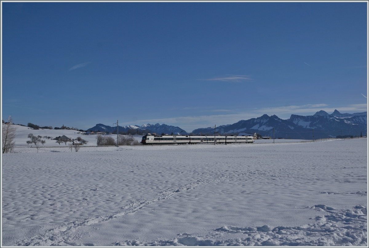 In der weiten Landschaft zwischen Vaulruz und Sâles ist ein TPF RBDe 560  Domino  auf dem Weg in Richtung Romont.

23. Dezember 2021
