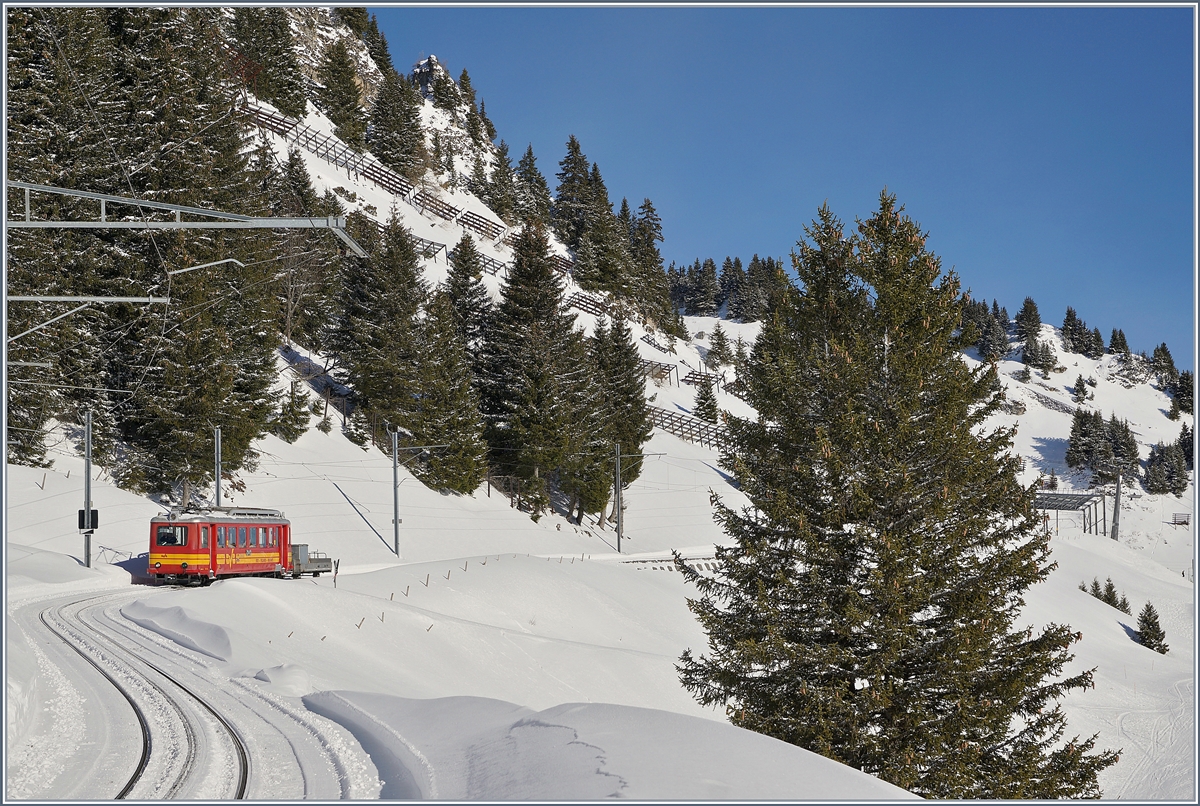 In der weiten Winterberglandschaft beim Col-de-Bretaye erreicht der BDeh 2/4 24 die Station Les Bouquetin. Das grne Licht unten beim Dreispitzen Signal signalisiert, dass ein weiter Zug auf au dieser Strecke in dieser Richtung unterwegs ist.

12. Mrz 2019