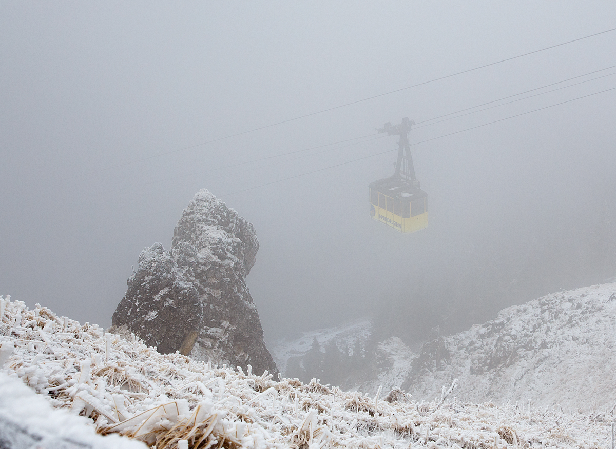 
In den Wolken.......
Die Gondel 1 der Wendelstein-Seilbahn fhrt nun von Bergstation 932 m hinab zur Talstation in  Bayrischzell-Osterhofen. Whrend hier oben am 28.12.2016 im Nebel minus 6 Grad Celsius sind, ist es im Tal wrmer und klar.