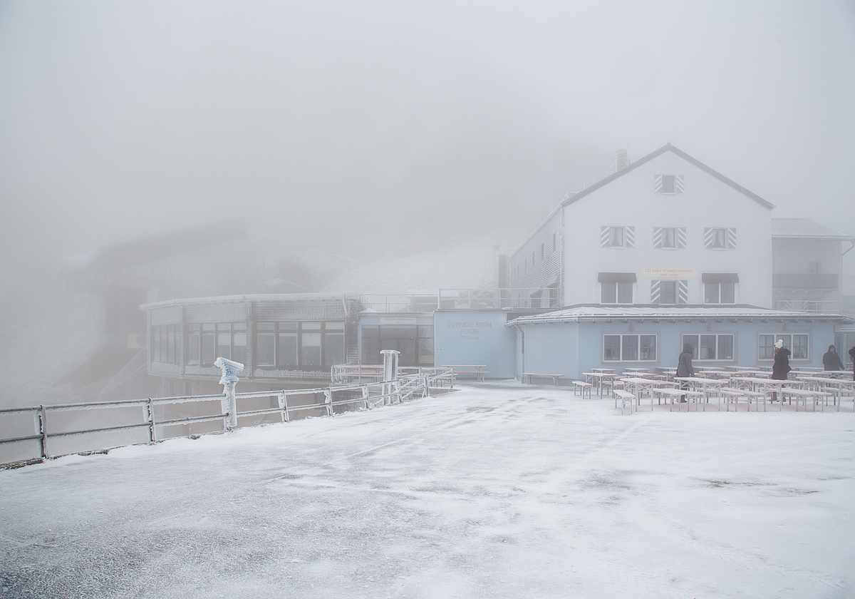 
In den Wolken.......
Whrend der Bergbahnhof der Wendelstein-Zahnradbahn am 1.724 m .NN hohen Wendelstein Haus endet, befindet sich die Bergstation der 1970 gebauten Wendelstein-Seilbahn links vom Wendelstein Haus. Hier am 28.12.2016 im Nebel bei minus 6 Grad Celsius.