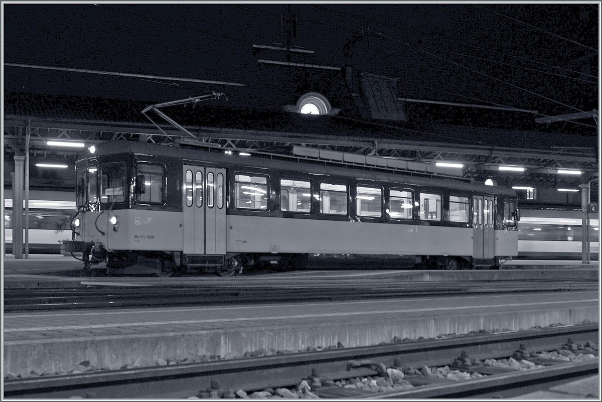 Infolge einer Fahrleitungsstörung zwischen Blonay und Vevey kam ich auf Idee, meine Fahrt zur Arbeit in Fontanivent anzutreten und kam dann zum meiner Überraschung in den Genuss einer Fahrt mit dem ex  Bipperlisi  Be 4/4 1006. Leider reichte die Umsteigezeit nur knapp um ein Bild des Be 4/4 1006 in Montreux zu machen: Der Triebwagen steht in Monteux auf Gleis 4 und wird als Regionalzug 2304 um 6:49 nach Chernex fahren.

19. Nov. 2020