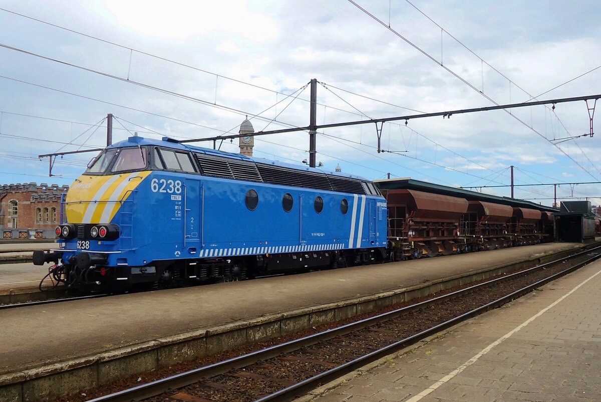 InfraBel 6238 steht am 22 Mai 2014 mit ein Schotterzug in Gent Sint-Pieters.