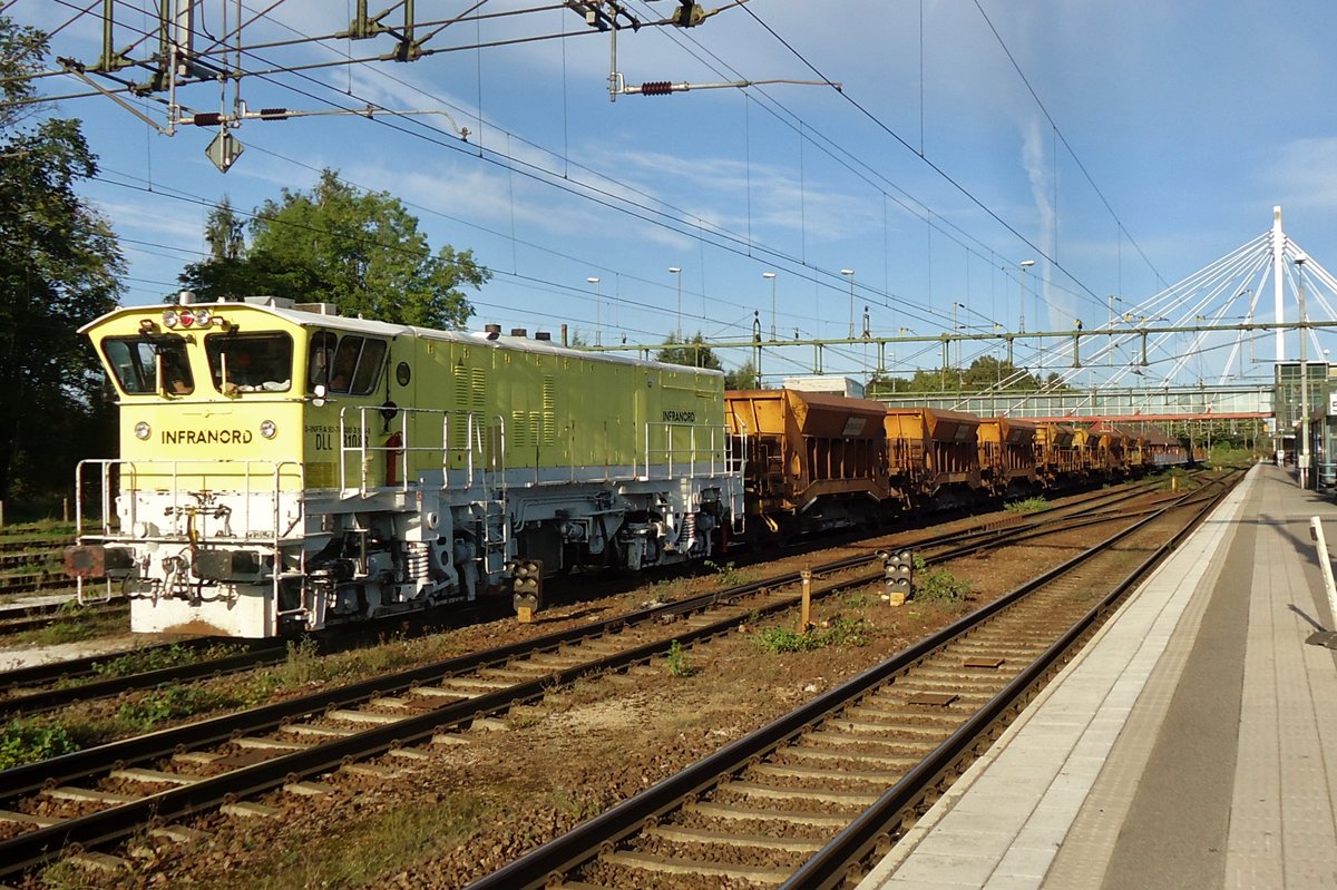 InfraNord Gleisbauzug mit DLL 9108 durchfahrt am 10 September 2015 Hallsberg.