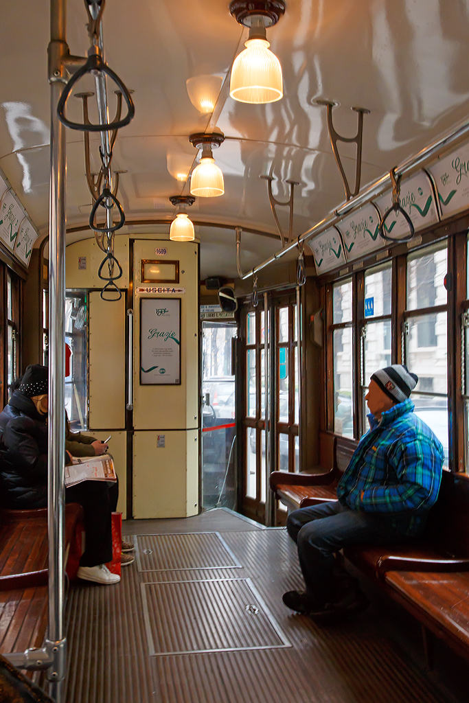 Innenansicht von dem   Ventotto  1689 (ATM-Baureihe 1500), am 28.12.2015 in Mailand.
 
Die Trams der ATM-Baureihe 1500 sind die ltesten planmig eingesetzten Straenbahnwagen in Europa.