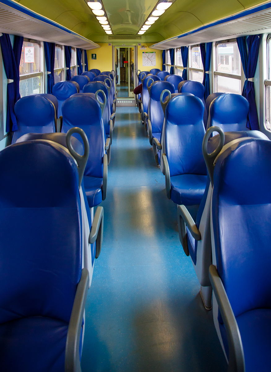 
Innenraum des Le.562-014 „Maloja“ am 02.11.2019 im Bahnhof Tirano.
Der dreiteilige Triebzug der Trenord bestand hier aus ALe.582-029 /Le.763-1xx  und dem Le.562-014 „Maloja“.
