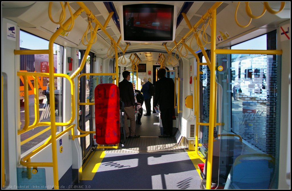 Innenraum der Pesa Jazz Duo, einer 5-teiligen Niederflurstraßenbahn mit einer Einstiegshöhe von 350 mm. Sie bietet 28 Sitzplätze und 215 Stehplätze. Ausgestellt war die Tram auf der InnoTrans 2014 in Berlin.