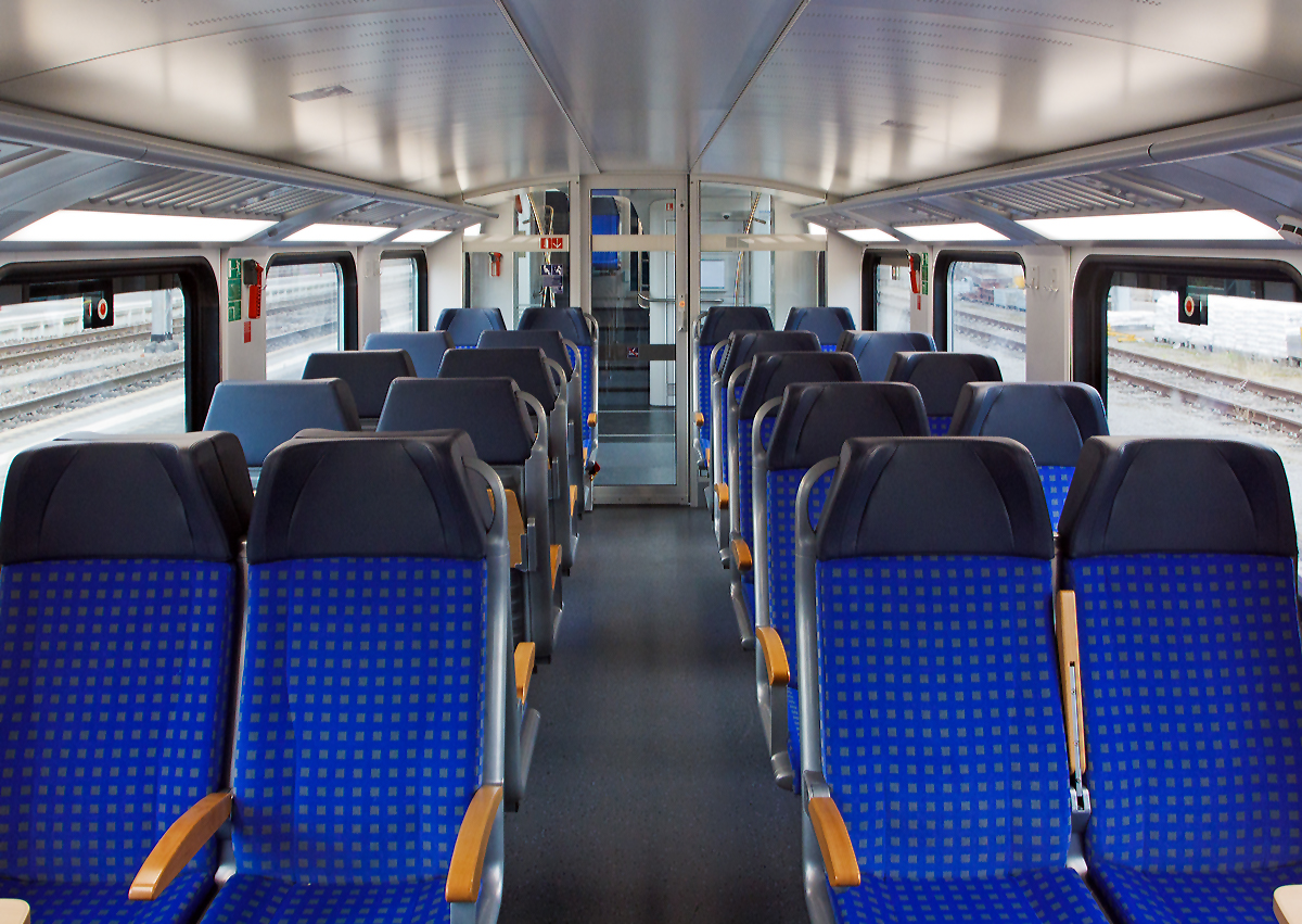 
Innenraum (Unterdeck) vom Mittelwagen (94 82 0023 062-1  L-CFL) von dem CFL 2306, ein dreiteiliger Elektrischer Doppelstocktriebzug Stadler KISS, dieser stand am 14.09.2014 im Bahnhof Wasserbillig.
