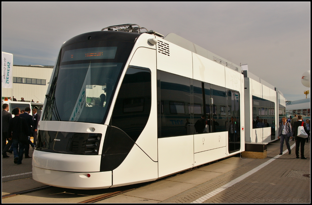 InnoTrans 2016 in Berlin: Auf der Messe wurde die Siemens Avenio f�r die Katarische Hauptstadt Doha vorgestellt. Es ist das erste Tramprojekt in Qatar �berhaupt. Dabei m�ssen die Fahrzeuge hohen Temperaturen und Luftfeuchtigkeit, starker Staubbelastung und heftigen Regenf�llen standhalten. Die Fahrzeuge werden �ber Kondensatoren und Batterien betrieben, die an den Haltestellen aufgeladen werden (Energiespeichersystem Sitras HES). Dadurch entf�llt die Oberleitung. Bestellt wurden 19 dreiteilige Stra�enbahnen mit einer L�nge von 27,7 m, Breite 2,55 m und einer Spurweite von 1435 mm. Die Fahrzeuge bieten 239 Sitz- und Stehpl�tze. Weitere Daten: Achsfolge Bo'2'Bo', Einstiegsh�he Schienenoberkante 350 mm (435 mm im Drehgestellbereich), Niederfluranteil 100%, Hybrid-Energiespeicher aus UltraCaps und Batterie, Easy Detect (Automatische Bilderkennung von Ersatzteilen und Lieferung).