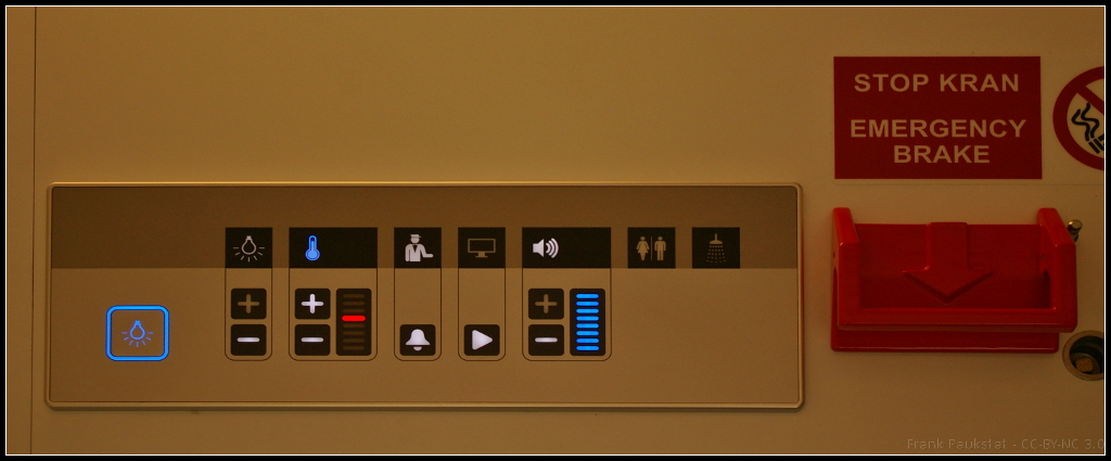 InnoTrans 2016 in Berlin: Bedienpanel im Abteil des 1. Klasse Schlafwagen f�r die Aserbaidschanische Eisenbahn. So gibt es Einstellm�glichkeiten f�r das Licht, Klima, Multimedia und die Rufanlage f�r den Zugbegleiter.