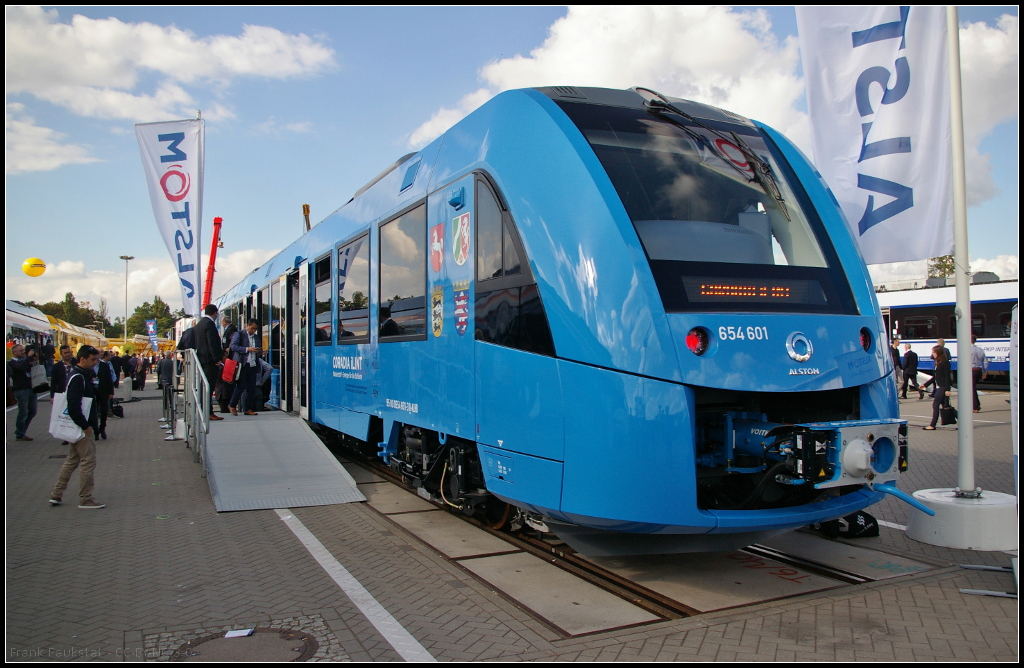 InnoTrans 2016 in Berlin: Bei dem Coradia iLint von Alstom handelt es sich um einen komplett emissionsfreien Regionalzug. Mit Hilfe von Wasserstoff-Brennstoffzellen mit der iLint mit Strom versorgt, so das als Endprodukt nur Wasserdampf und Kondenswasser entsteht. Absichtserkl�rungen zum Betrieb dieser Triebz�ge kommen aus Niedersachsen, Nordrhein-Westfalen, Baden-W�rttemberg und Hessen (RMV). Der iLint erreicht eine Reichweite von 800 Kilometern mit 300 Passagieren, die H�chstgeschwindigkeit liegt bei 140 km/h.