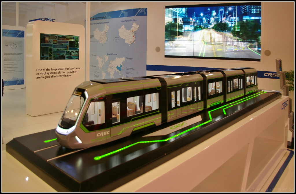 InnoTrans 2016 in Berlin: China Railway Signal & Communication Co., Ltd (CRSC) ist ein Anbieter von Technologien, Produkten und Dienstleistungen in der Schienenverkehr-Signalisierung und Kommunikation und der größte Anbieter von Schienenverkehr-Kontrollsystemlösungen in der Welt. Geboten wird Systemintegration, Ausrüstung Herstellung, Konstruktion, Installation und technische Dienstleistungen. Das Unternehmen verfügt über modernste Systemtechnologien und Produkte weltweit, die im Eisenbahn- und Stadtverkehrsbau eine breite Anwendung gefunden haben. Darüber hinaus beteiligt sich CRSC über Joint Ventures an neuen Projekten wie zum Beispiel Straßenbahnen. Eine weitere Ausbaustufe der Serviceplattform stellt das Cargo Rail Service Center (CRSC) wurde auf der Messe vorgestellt. Der Kunde kann so erkennen ob sich ein mobiles Werkstatt-Team in der Nähe befindet und die Wagenhalter können die am nächsten gelegene Werkstatt beauftragen; der Wagen kann noch am selben Tag repariert und wieder eingesetzt werden. So werden Stand- und Wartungszeiten verkürzt. Am Stand war ein Modell einer 5-teiligen Tram mit 3 Drehgestellen ausgestellt. Sie hat folgende Daten (konnte allerdings nicht herausfinden wo sie fährt): Antrieb über Pantograph oder SuperCapacitor, Spurweite 1435 mm, Spannung 750 V DC, Vmax 70 km/h, Motorleistung 4x 120 kW, Länge 32.6 m, Breite 2650 mm, Höhe 3580 mm, Einstiegshöhe 350 mm (480 mm Drehgestelle), Niederfluranteil 100%, Anzahl Sitze 58, Kapazität 395 Passagiere max, Kurvenradius vertikal/horizontal 500 m/20 m minimal.