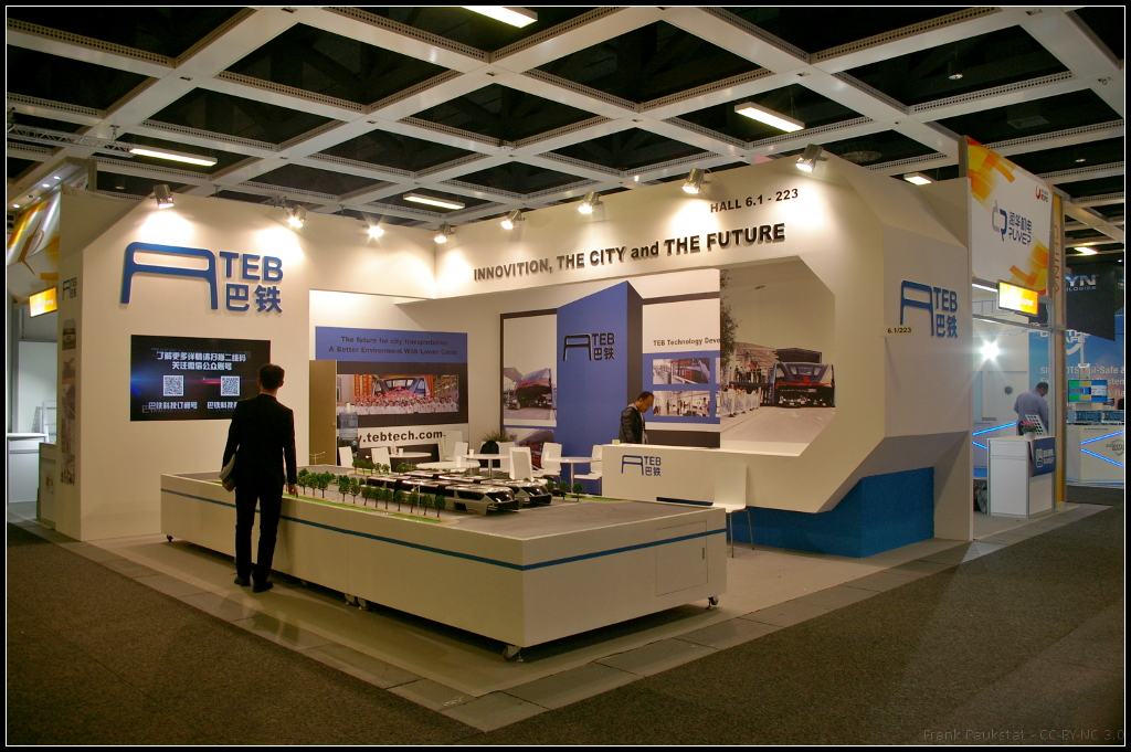 InnoTrans 2016 in Berlin: Das Unternehmen TEB Technology Development Co., Ltd. aus China machte mit einem Projekt weltweit auf sich aufmerksam, als es mit dem dem Straddling-Bus in die Öffentlichkeit ging. Die Erfindung des Straddling-Bus (TEB) wurde als eine innovative Perspektive für ökologische öffentliche Verkehrsmittel und fortschrittliche Fertigung gesehen. Der Bus wird dazu beitragen die Entwicklung neuer Industriecluster zu fördern und die Erfindung wurde von der lokalen Regierung in China hoch geschätzt, sie wird umfassend die Hauptprobleme des städtischen Verkehrs lösen und gleichzeitig hocheffiziente, umweltverträgliche Alternativen bieten. Am 30. Dezember 2015 unterzeichnete TEB Technology eine strategische Vereinbarung mit der Stadtregierung von Zhoukou in der Provinz Henan, wo die erste FuE- und industrielle Basis errichtet werden soll. Die Stadt wird eine 120 Kilometer lange Strecke von TEB Lanes mit dem Stadt-Transit-System bauen. Die Spurführung für den TEB befindet sich links und rechts einer normalen Straße und der Individualverkehr fährt unter dem Bus hindurch. Der Antrieb für den TEB erfolgt elektrisch (Solarenergie). Das geringe Gewicht durch die reine Carbon-Bauweise sorgt für ausreichende Reichweite. Das Fahrzeug erreicht eine Höchstgeschwindigkeit von 60 km/h und kann bis zu 1.400 Passagiere befördern. Viele weitere Informationen (englisch) unter http://en.tebtech.com.cn