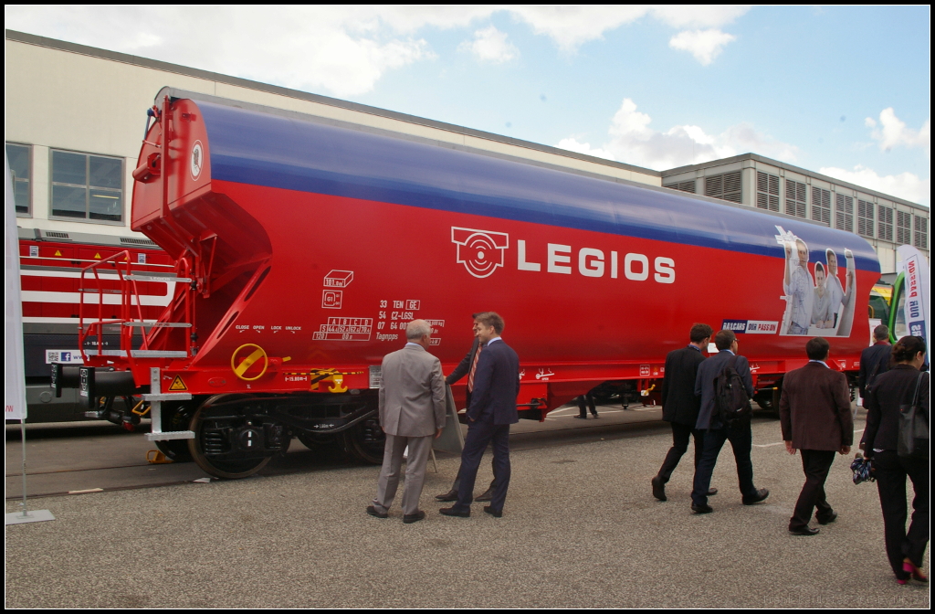 InnoTrans 2016 in Berlin: Die Firma Legios Loco a.s. aus Prag präsentierte den 4-achsigen Schüttgutwagen vom Typ Tagnpps mit einem Ladevolumen von 101 m3. Er ist für den Transport von Getriede und ähnlichen Gütern vorgesehen, die vor klimatischen Einflüssen geschützt werden müssen. Der Wagen entspricht den Bestimmungen TSI WAG, AVV und UIC. Ein paar technische Details: LüP 15 800 mm, Ladegewicht 69,4 t, Gesamtgewicht 90 t, max. Geschwindigkeit 100 km/h, Länge der Ladungsöffnung 13 800 mm, Schwerkraftentladung.