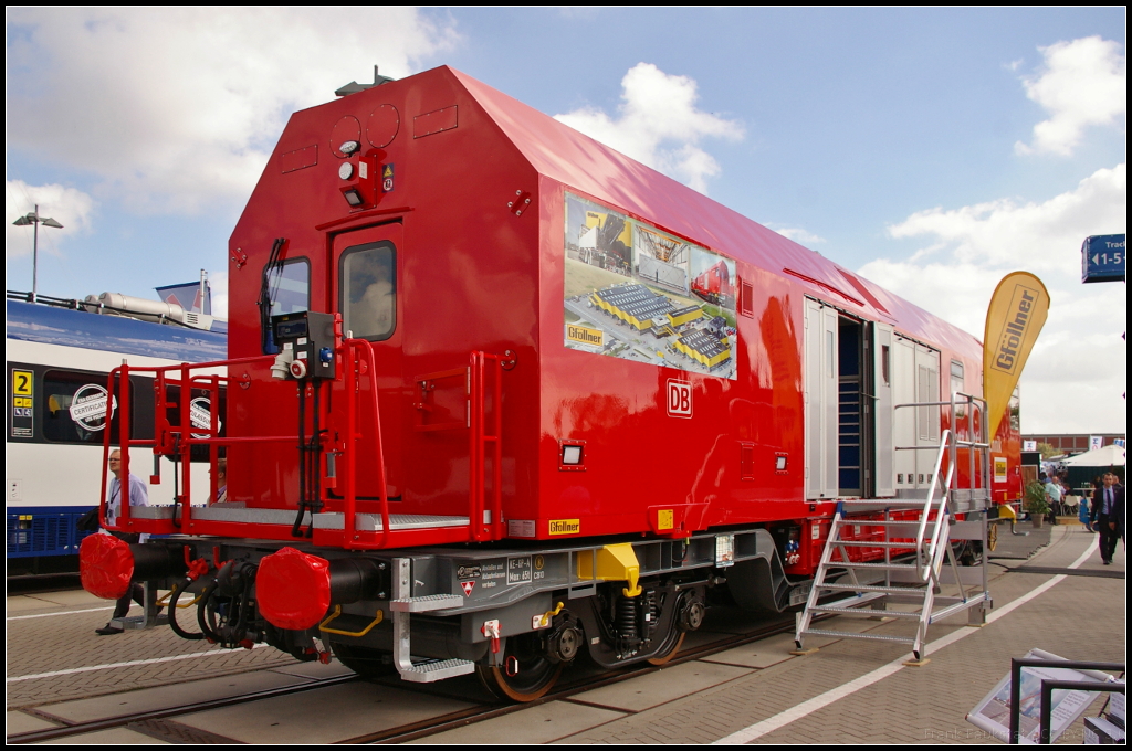 InnoTrans 2016 in Berlin: Hilfszug-Ger�tecontainer f�r DB Netz Notfalltechnik mit Tragwagen von Tatravagonska Poprad. Blick auf das Wagenende 1 mit Zugang zum Arbeitsbereich und dem Beobachtungsstand. Die Plattform bietet Hochspannungsdosen, die vom Dieselgenerator im Container versorgt werden. Hinter den Seitenfalttoren ist ein schwenkbarer Kranarm untergebracht.