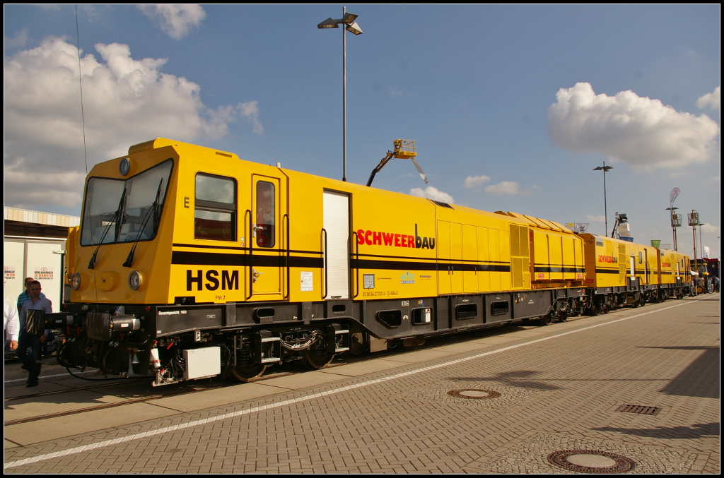 InnoTrans 2016 in Berlin: Hochleistungsschienenfr�se HSM von der Firma Schweerbau GmbH & Co.KG, hier der F�hrerstand 2. Entscheidend f�r die Entwicklung war der Wunsch nach wenig Materialabtrag und hoher Bearbeitungsgeschwindigkeit. Ein Bandschleifer sorgt f�r eine ruhige Schiene. Einige technische Daten: L�P 51 900 mm, Gewicht 190 t, Rads�tze 12, Drehgestelle 6, Motorleistung 750 kW bei 100 km/h H�chstgeschwindigkeit. Der HSM besitzt zwei computergesteuerte Fr�seinheiten, die ein eine Fr�sgeschwindigkeit von 800 bis 3.000 m/h erlauben.Die Spanaufnahme erfolgt direkt am Fahrzeug, der Fr�sbereich liegt bei 87 Grad (Fahrkante - 7 Grad (Au�enkante).