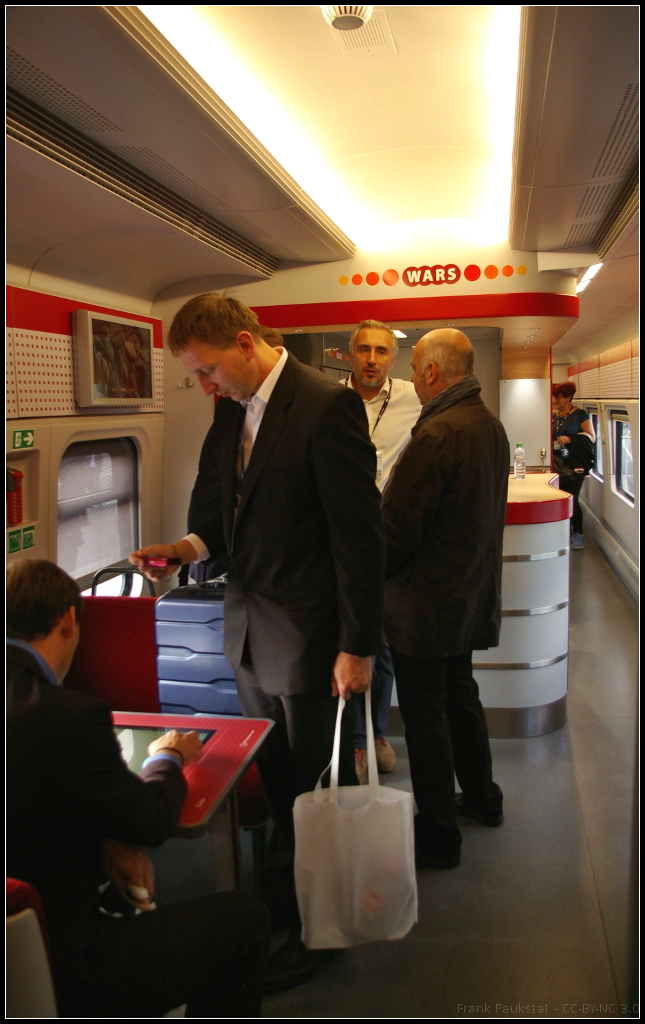 InnoTrans 2016 in Berlin: Im Snackwagen des Pesa Dart geht es, im Vergleich zum Rest des Triebzugs, recht beengt zu. Es gibt 4 Sitzpl�tze, der Rest wird von der Theke und dem Voratsraum eingenommen. Dazu kommt noch ein Zustieg und Sitzpl�tze der 2. Klasse.