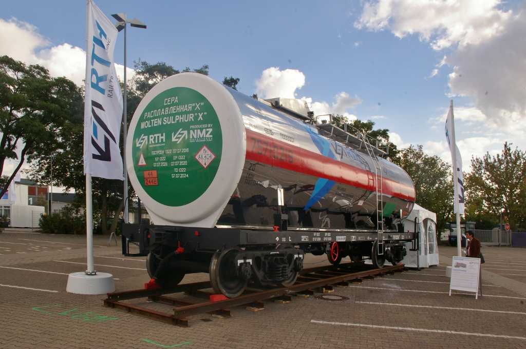 InnoTrans 2016 in Berlin: Russischer Staubgutwagen zum Transport von 'Molten Sulphur X' vom Typ 15-9544 der Firma MC RailTransHolding LLC aus Moskau. Er hat ein Fassungsvermgen von 42 m3 bei einem Maximalgewicht von 71,5 t.