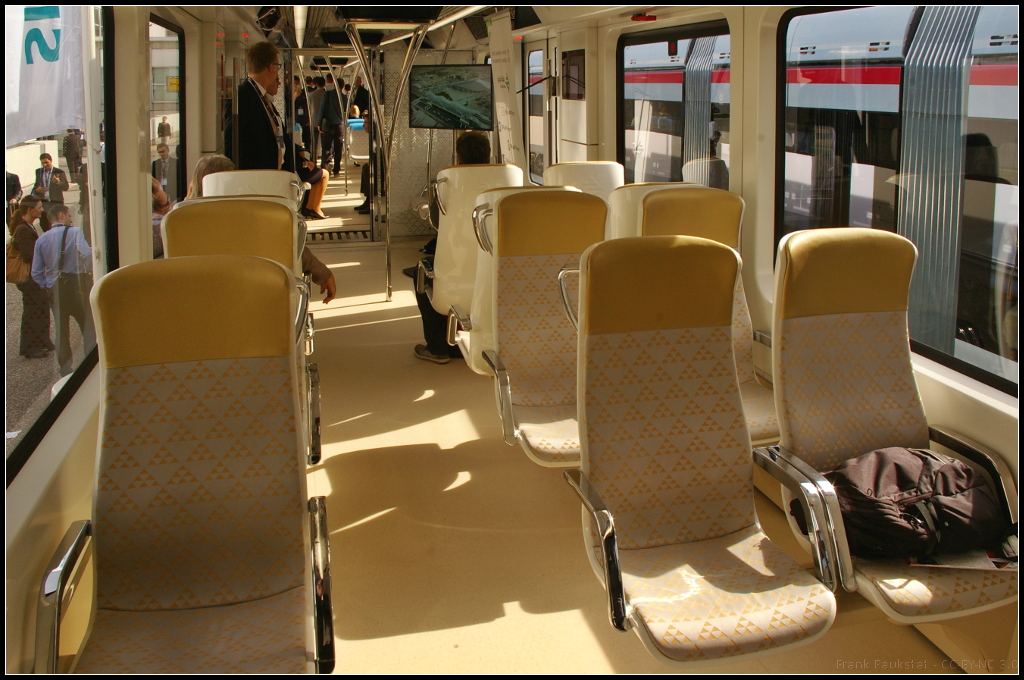 InnoTrans 2016 in Berlin: Sehr hell und geräumig geht es im Innenraum des Siemens Inspiro für die Metro Riyadh zu. Auch die Sitze sind, auch wenn es auf den ersten Blick nicht danach aussieht, bequem.