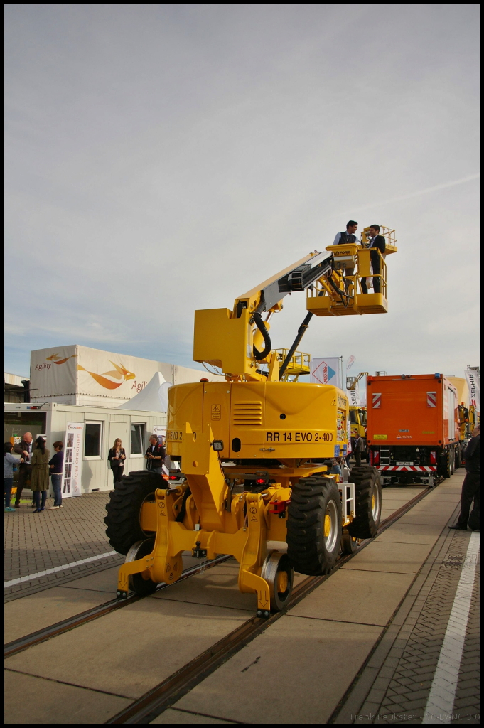 InnoTrans 2016 in Berlin: Zweiwege-Arbeitsbühne RR 14 EVO 2-400 des italienischen Herstellers Platform Basket s.r.l. Der Einsatz ist sowohl auf der Straße wie auch auf der Schiene möglich. Die Hubbühne erfüllt die Standards EN 280 und RIS 1530-PLT für den Schieneneinsatz. Die Tragekraft für den Korb liegt bei 300 kg, die Arbeitshöhe bei 14 Metern bei einer seitlichen Reichweite von 10 Metern. Eigengewicht des Fahrzeugs 12,8 t.