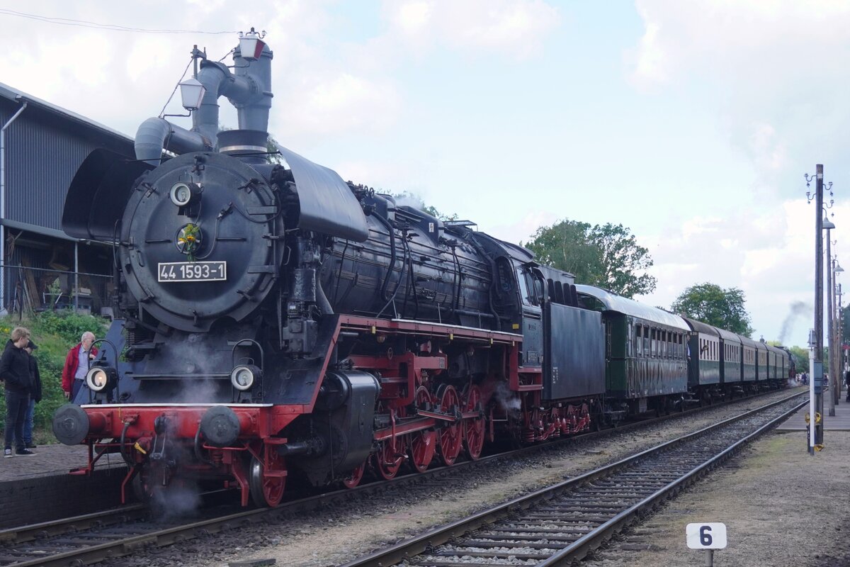 Ins Jahrhundertjahr der DRG Baureihe 44 gibt es mindestens ein betriebsf�hige 44er in West-Europa: am 5 September 2026 steht 44 1593 der VSM mit ein Dampfpendelzug aus Apeldoorn in Beekbergen w�hrend das Dampfzugspektakel der extraklasse   terug naar Toen  (Zur�ck ins Damals). 