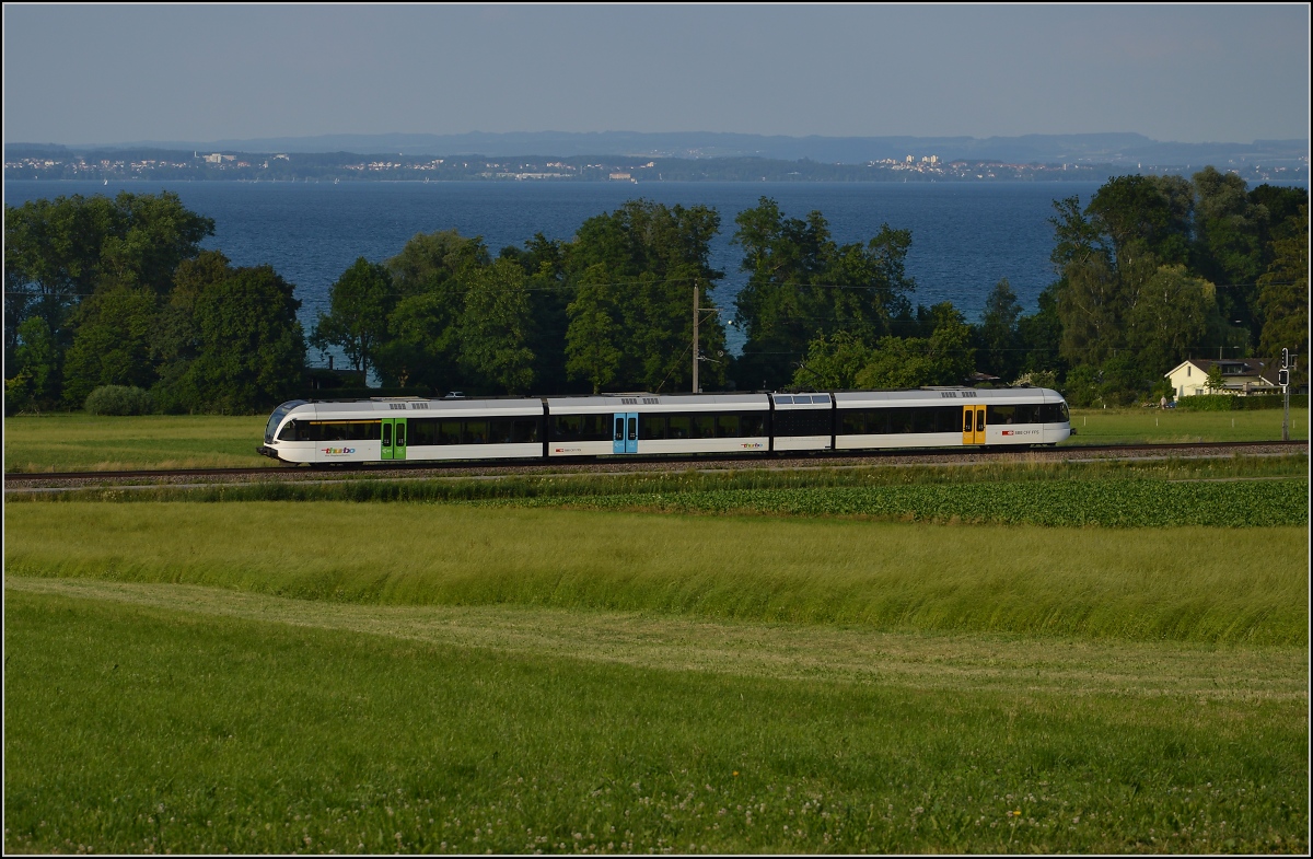 Ins rechte Licht gesetzt macht auch ein GTW was her. 

Thurbo GTW 2/8 zwischen Altnau und Güttingen. Juni 2014.