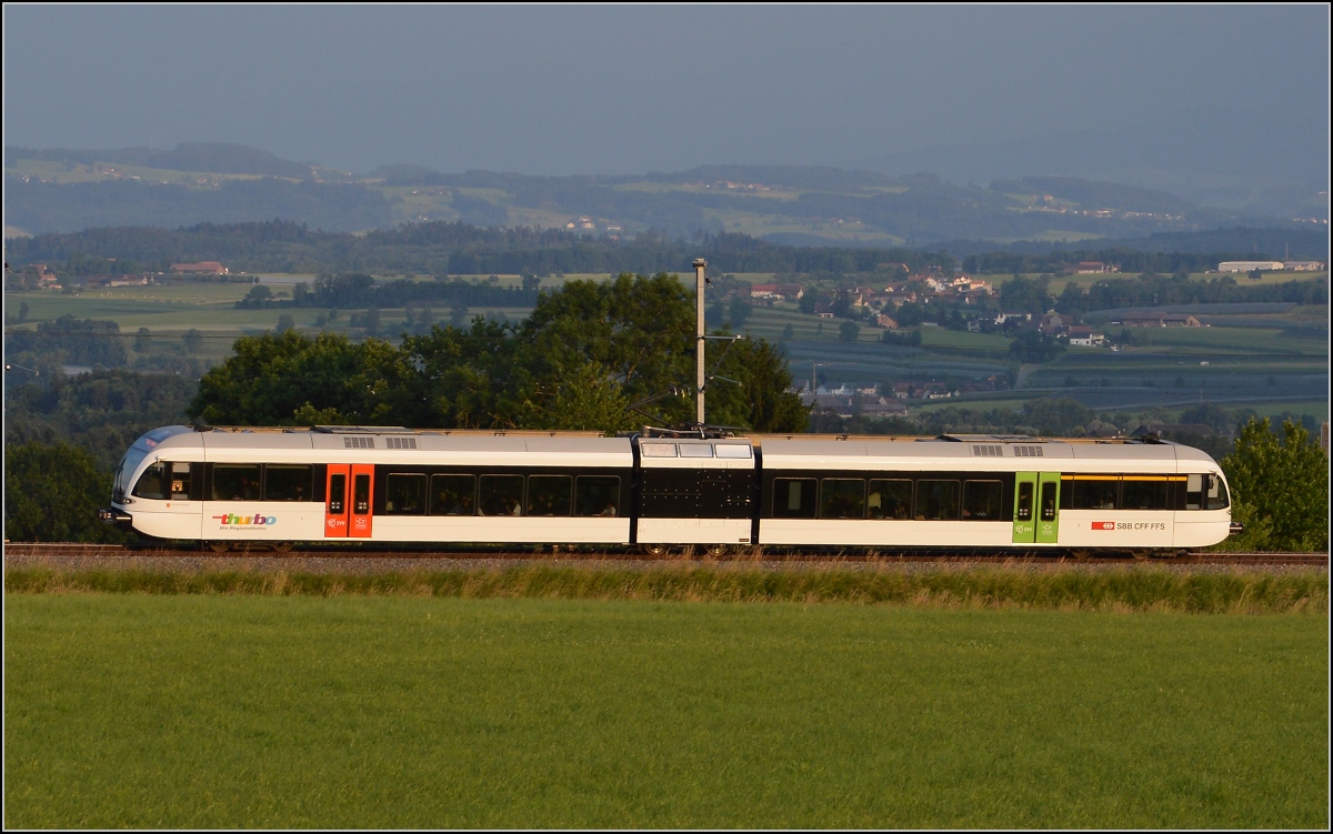 Ins rechte Licht gesetzt macht auch ein GTW was her. 

Thurbo GTW 2/6 bei Berg/TG. Juni 2014.